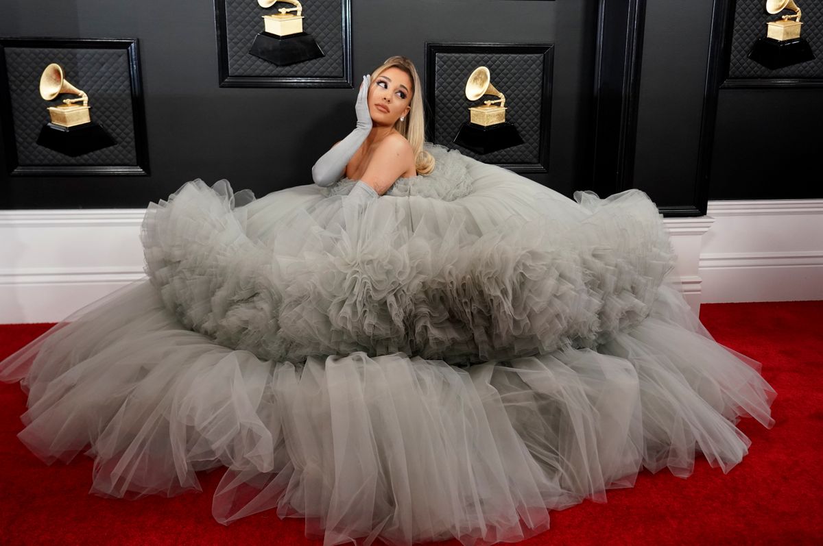 Amerikāņu dziedātāja Ariana Grande pozē uz "Grammy" sarkanā paklāja. Vēl nenojautām, ka par šā gada apģērbu tomēr kļūs treniņtērps...