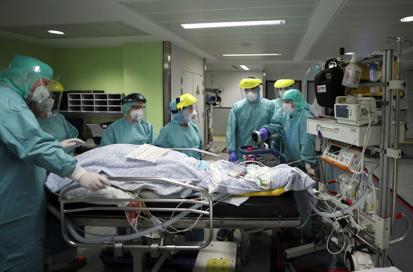 Belgia arstid tegelemas Covid-19 patsiendiga. Pilt on illustreeriv