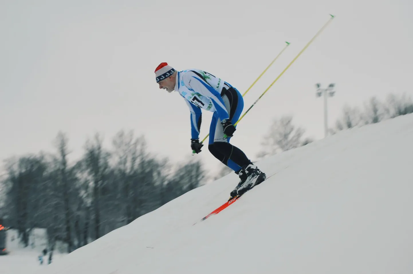 Lembit Nöps vanuseklassis M60+ oli Tähtvere spordipargis suusakrossis üks vanimaid võistlejaid. Siin laskub ta raja järseimast nõlvast, millele järgnes slalomisti oskusi nõudev parempööre.