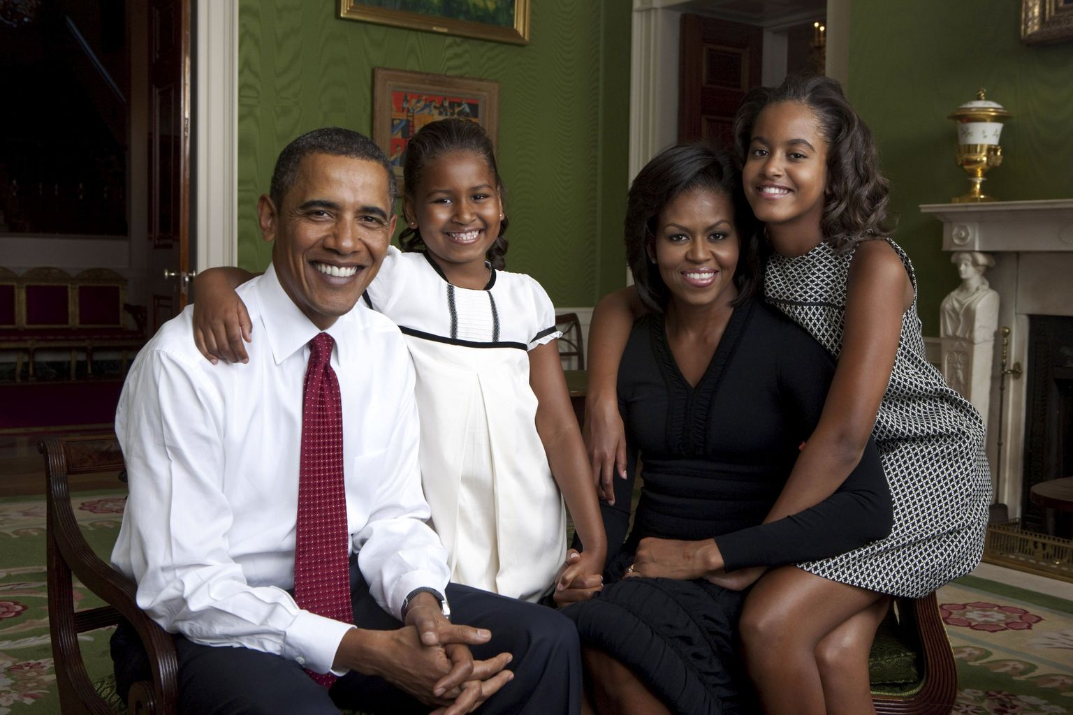 Barack Obama, ta naine Michelle Obama ning nende tütred Malia (paremal) ja Sasha 2009. aastal Valges Majas