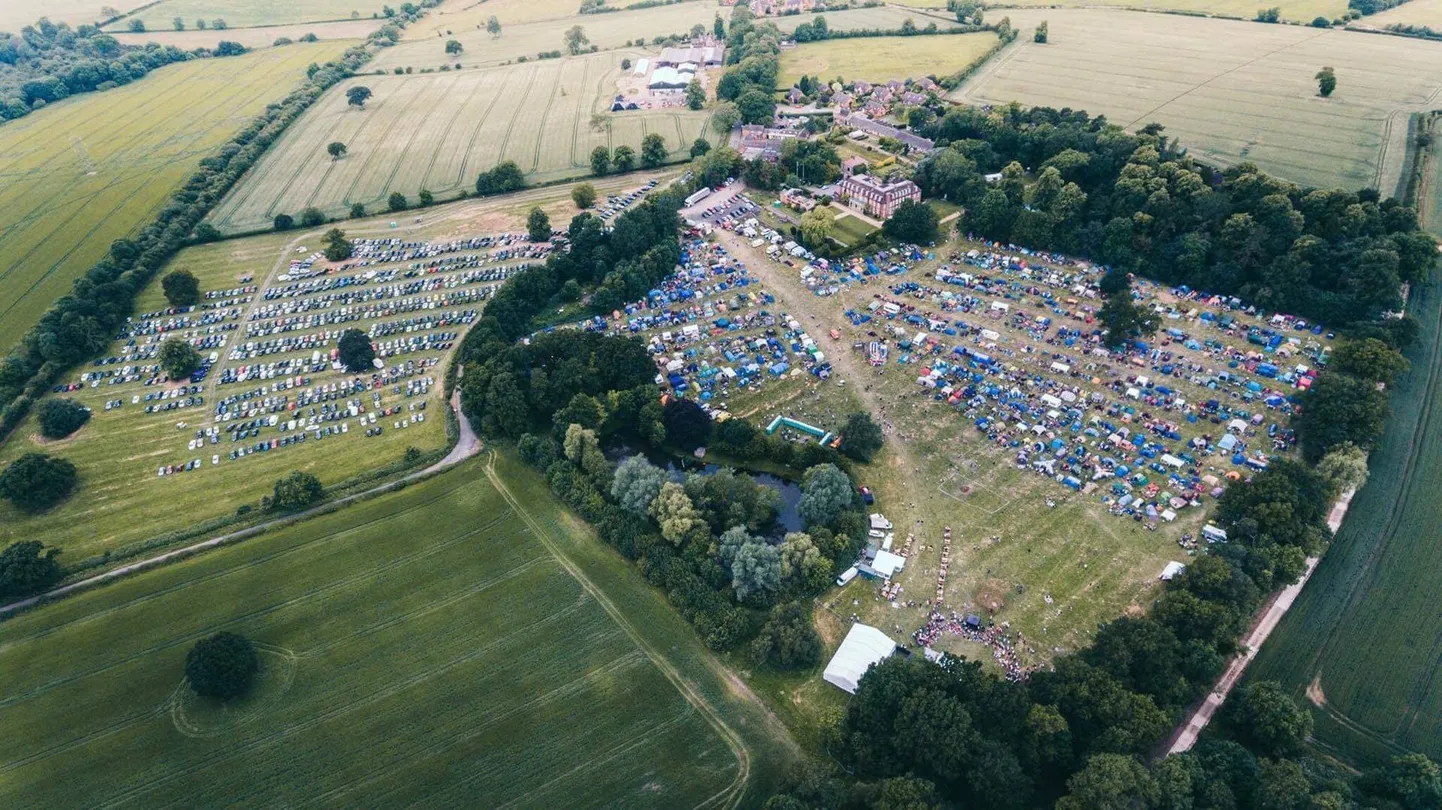 Bērzes Strazdu Jāņu festivāls aivadītajā vasarā - skats no putna lidojuma