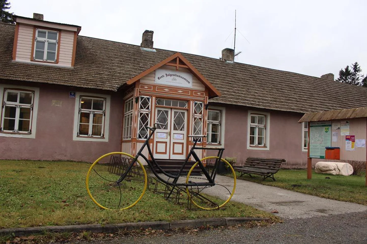 2011. aasta sügiseni töötas üle saja aasta vanas majas kohalik postkontor. Siis otsustas Eesti Post sellegi aleviku keskele kolida. Vallavalitsus oligi küsimuse ees, mida tühja ja laguneva, kuid väärika ajalooga majaga peale hakata.
Ime sündis, imetegijaks osutus Valdo Praust (alumisel fotol kübaraga). Mees nagu orkester: küberneetik ja küberturvalisuse asjatundja, mõisaajaloo uurija, ajalooraamatute autor ja mõisaportaali www.mois.ee looja, kartograafiahuviline. Kõigele lisaks tohutu suure jalgrataste kogu omanik. 
Praust koos sõpruskonnaga MTÜst Eesti Jalgrattamuuseum otsis juba mõnda aega kohta, kus mitutsada jalgratast ja palju muud ratastega seonduvat püsivalt esitleda. 
Silma jäi tühjalt seisev vana vallamaja. 2013. aasta sügisel sõlmiski MTÜ Väätsa vallaga lepingu ja sai  ajaloolise hoone enda kasutusse. 
Samal sügisel algas remont ja 2014. aasta juulis oli võimalik juba kahes ruumis jalgrattatehnikat esitleda. Tänavu 17. maiks said valmis kõik kuus ekspositsioonisaali ning võis muuseumi ametlikult avada.
Nädal tagasi, 28. novembril kutsus Praust rahvast Väätsale jalgrattamuuseumi
jalgrattaajaloo konverentsile.
Ettekannetega esinesid spordiajaloolane Tiit Lääne, tehnikaajaloo huviline Rain Vaikla ja Valdo Praust. Huvilisi oli tulnud kokku üle Eesti.
Kes veel pole jalgrattamuusuemis käinud, minge tutvuge. Te ei kahetse. Väärikas vallamaja on saanud uue hingamise.