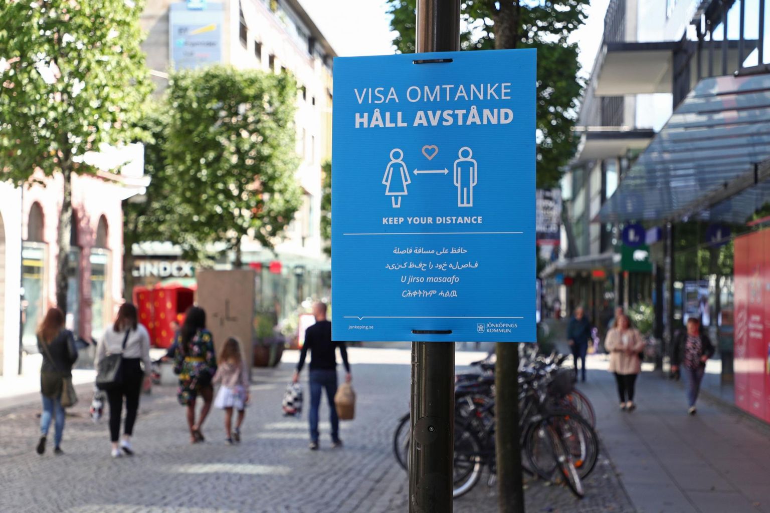 Jönköpingi linna tänaval kutsub plakat inimesi teistest hoolima ja hoidma koroonaviiruse leviku takistamiseks üksteisest ohutusse kaugusesse. 