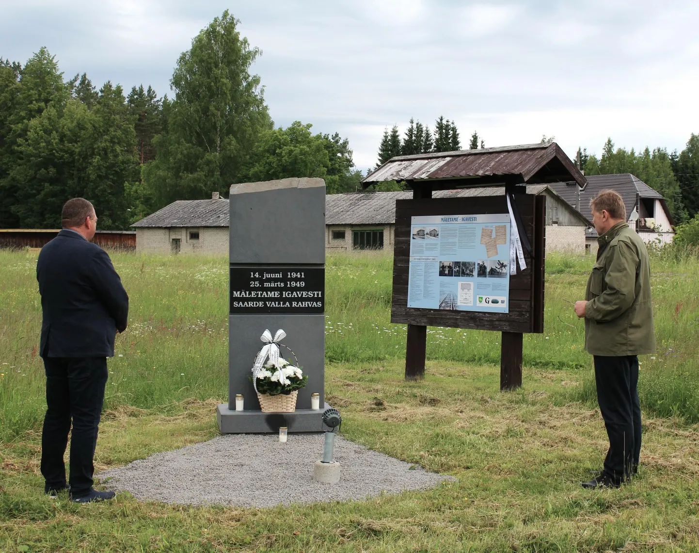 Leinapäeval meenutasid 14. juuni 1941 küüditamise ohvreid Saarde vallavanem Raivo Ott ja kirikuõpetaja Arvet Ollino.
