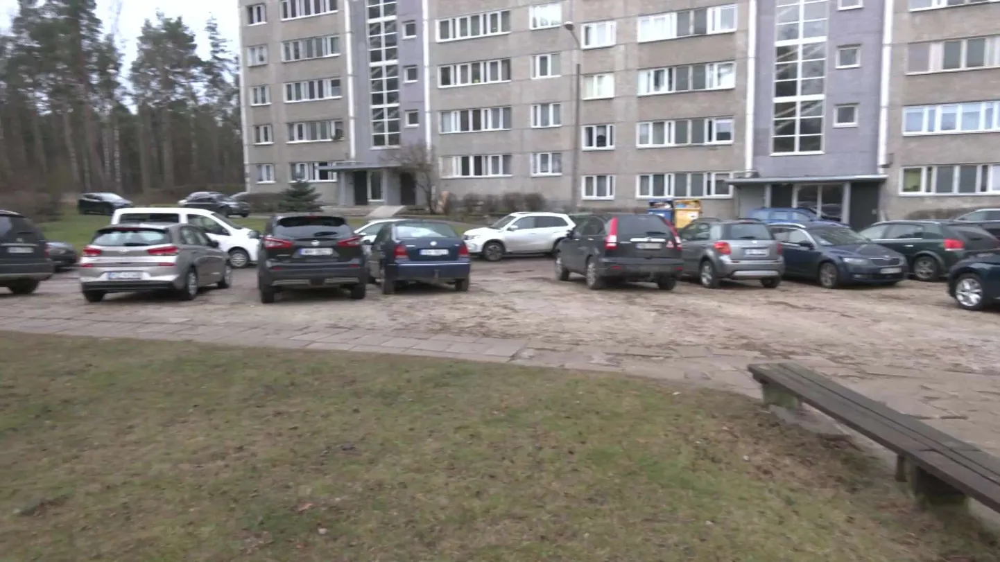 Машины во дворе дома