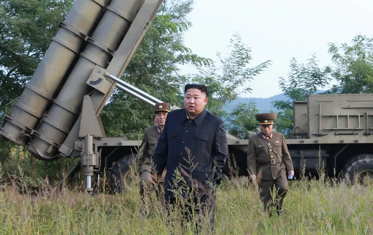 Põhja-Korea uudisteagentuuri KCNA avaldatud foto, millel on näha Kim Jong-uni tutvumas uue raketiheitjaga