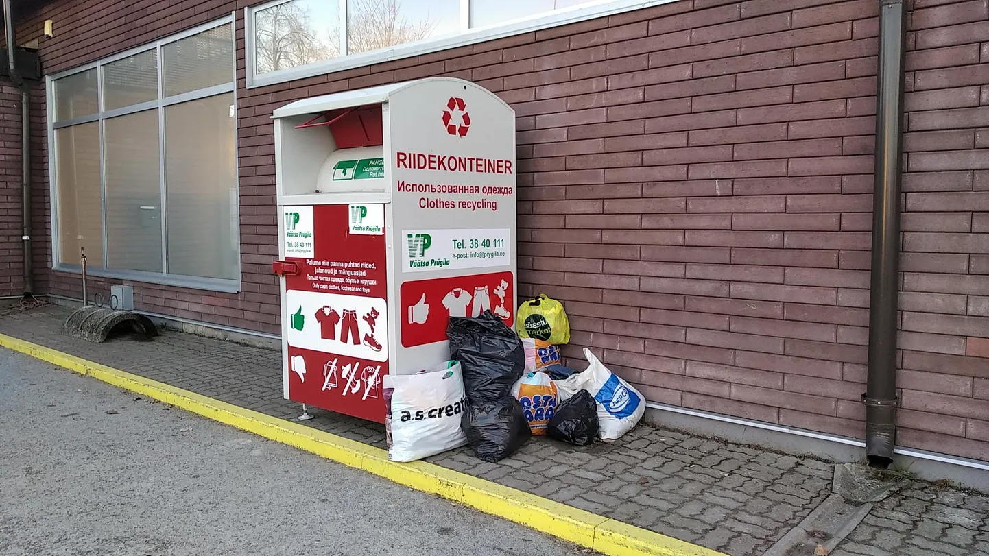 Riidekogumiskonteiner Paide Maxima juures.