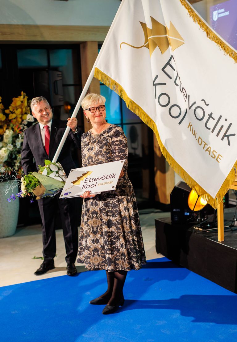 Ettevõtliku kooli kuldtaseme tunnustuse võttis vastu Antsla gümnaasiumi direkor Katrin Martinfeld.