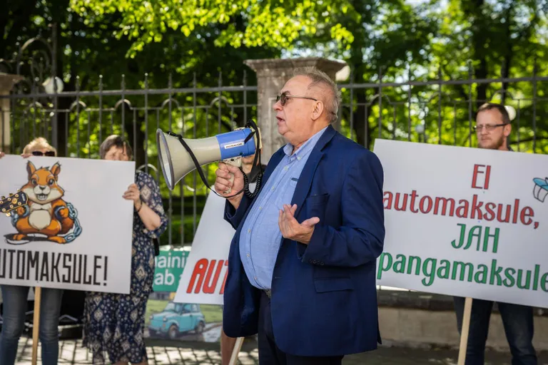 Демонстрация Центристской партии и EKRE против автоналога перед зданием Рийгикогу.