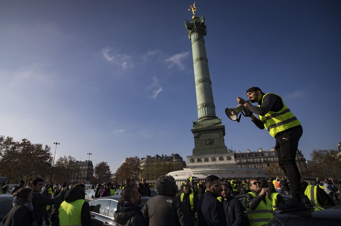 Kütuse hinna vastu protestivad meeleavaldajad täna Pariisis Bastille'i väljakul. Prantsusmaa pealinnas nõudsid protestijad ka president Emmanuel Macroni tagasiastumist.