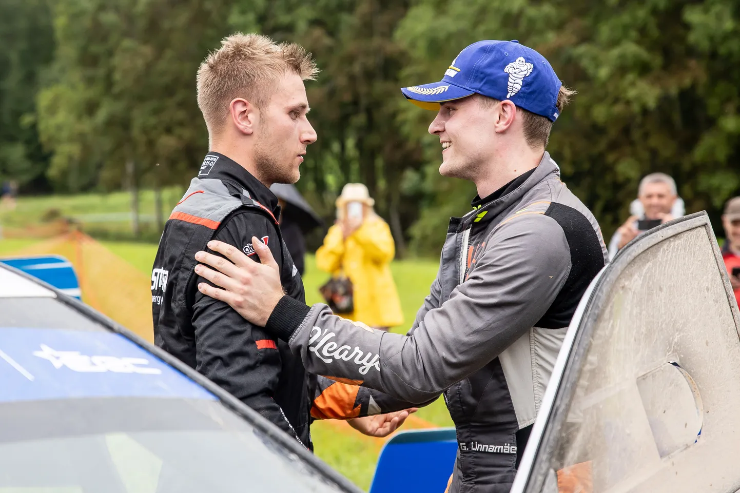 Otsustaval katsel Rally Estonia võidust ilma jäänud Robert Virves (vasakul), keda tuli esimesena lohutama võidu noppinud Georg Linnamäe.