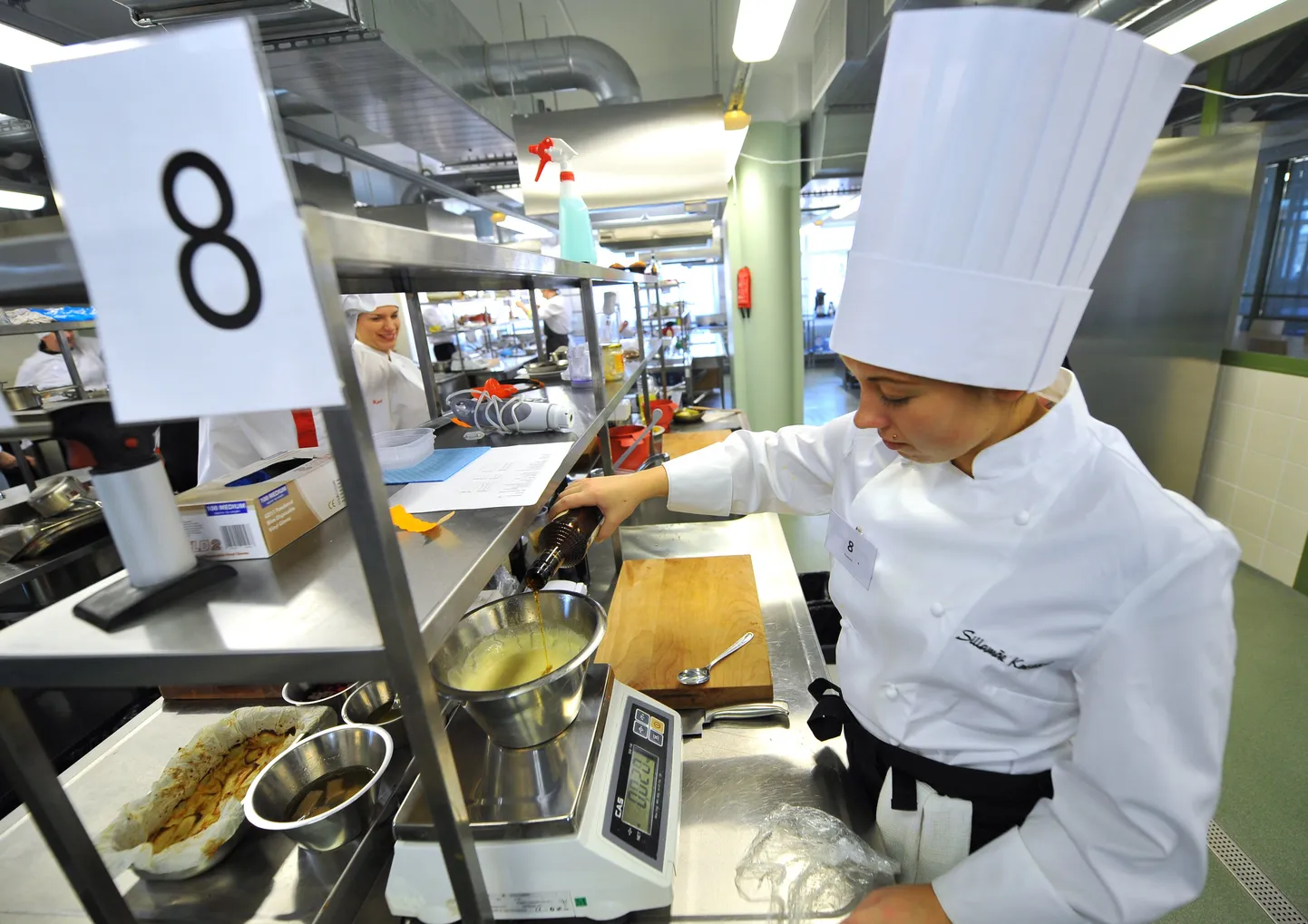 Tallinna teeninduskoolis toimus noorte kokkade ja teenindajate kutsevõistlus NOORUSLIK KEVAD 2012
Pildil: NATALIA SMIRNOVA,  võistkond nr 8 peakokk (Sillamäe Kutsekool)
