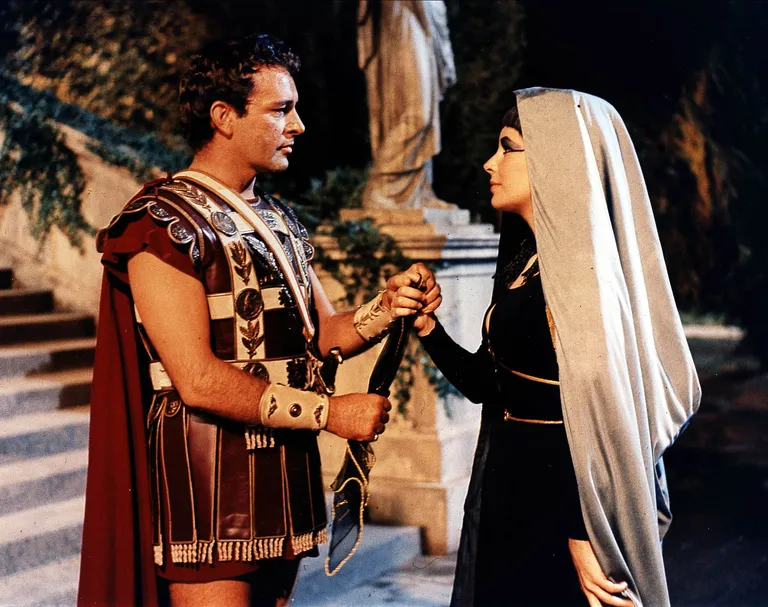 Kaader 1963. aasta filmist «Cleopatra». Cleopatra rollis Elizabeth Taylor ja Marcus Antonius on Richard Burton