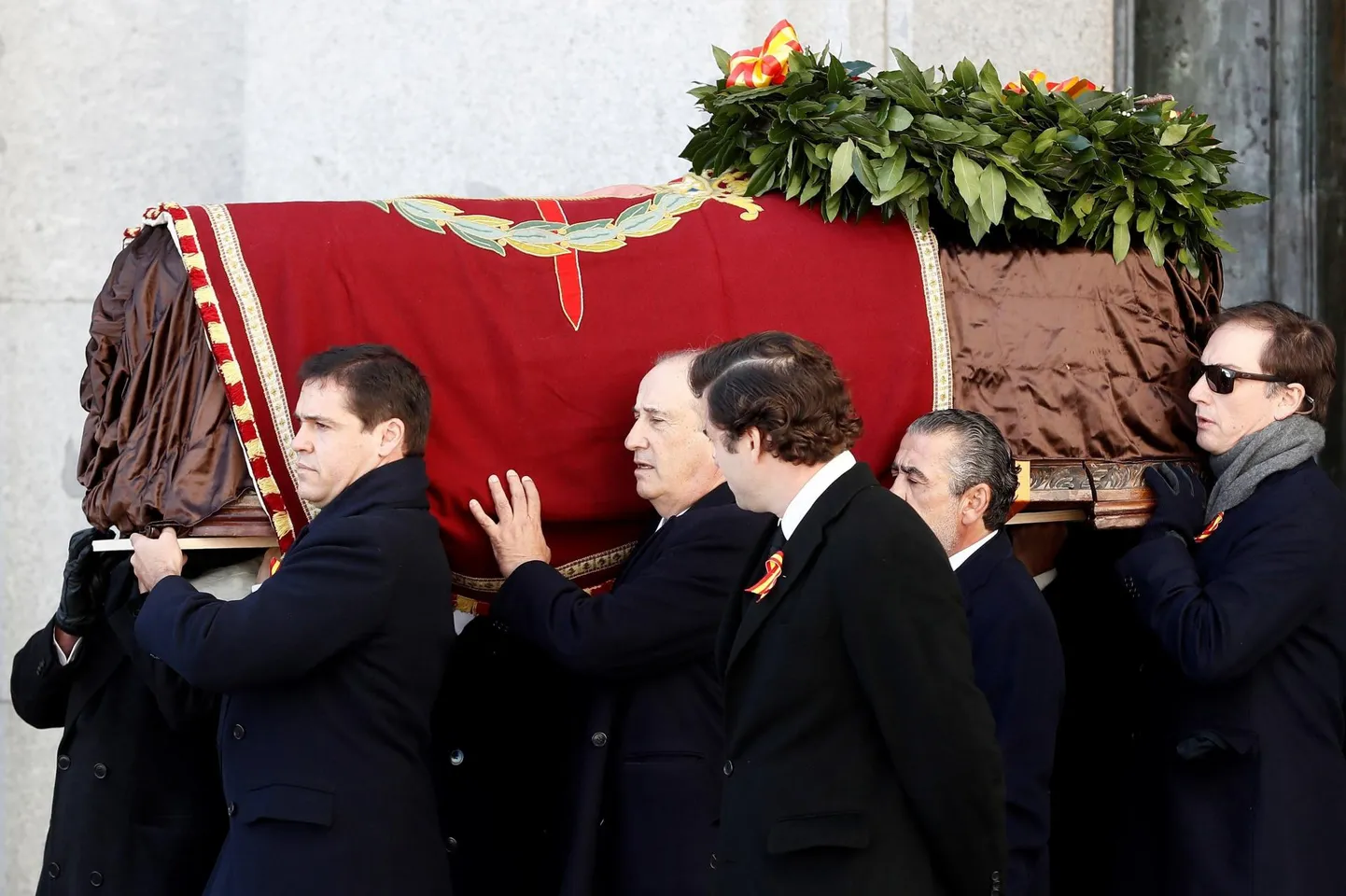 Pereliikmed Francisco Franco säilmetega kirstuga Langenute orus.