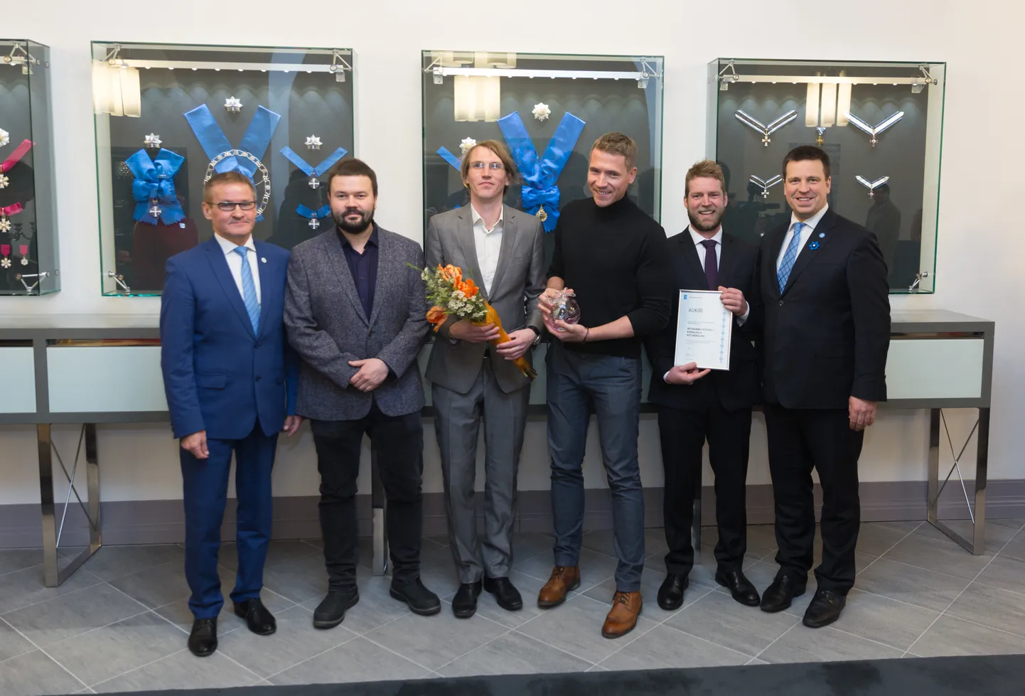Regionaalminister Jaak Aab (vasakult), MTÜ Munalinn esindajad Martin Ruus, Mihkel Kübar, Silver Roostik ja Vallo Hansen ning peaminister Jüri Ratas Regionaalmaasikate üleandmise tseremoonial Stenbocki majas.