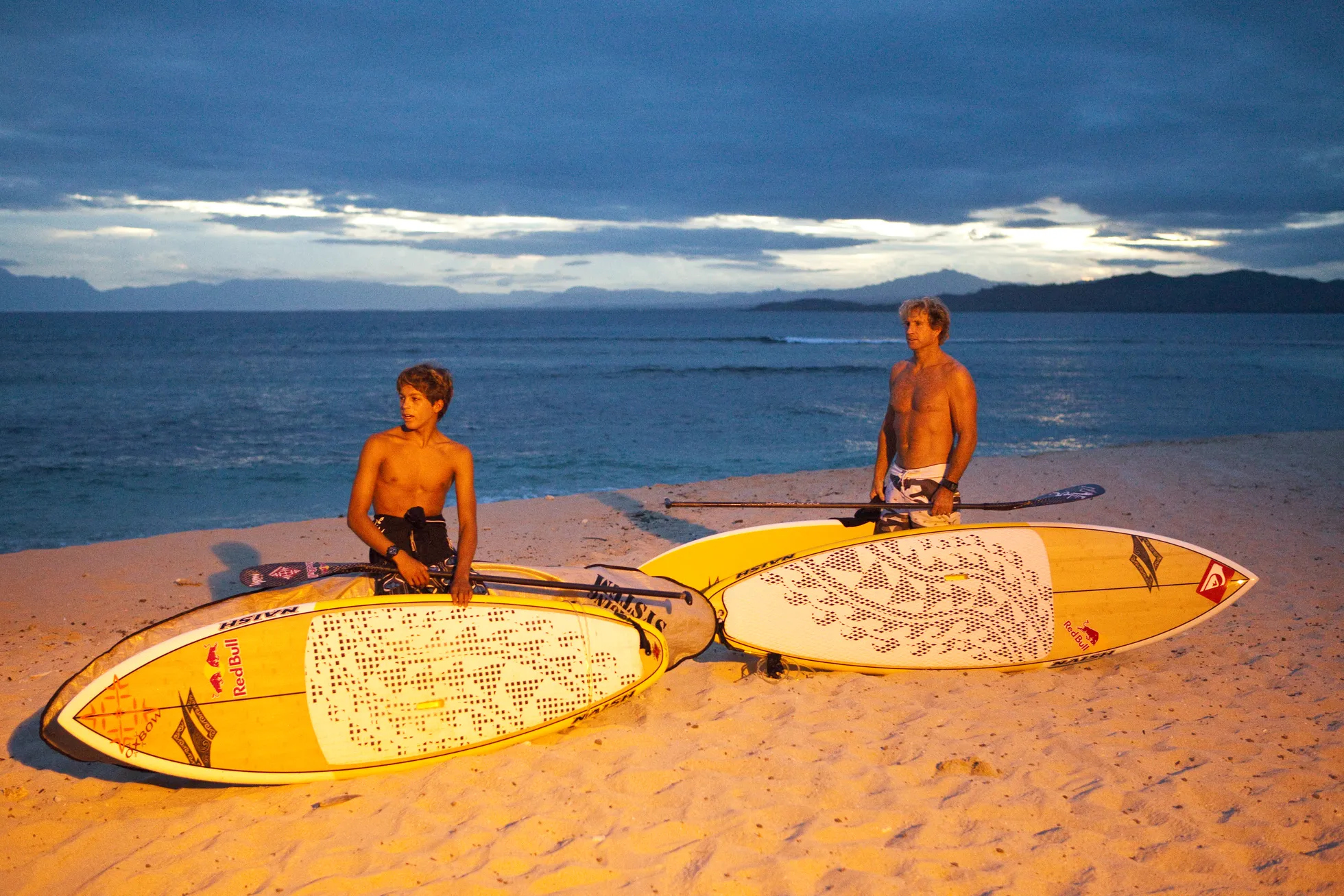 Surfar Kai Lenny (vasakul) ja Robby Naish (vasakul) aerusurfilaudadega. Naishi võib pidada Lenny mentoriks, Lenny ise kutsub Naishi veespordi superkangelaseks.