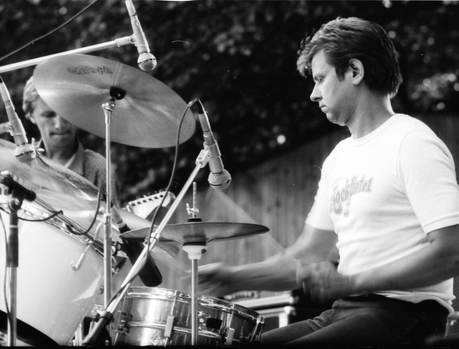 Harry Kõrvits Rock-Hoteli trummarina 1982. aasta Saaremaa muusikapäevadel Kuressaare lossihoovis.
