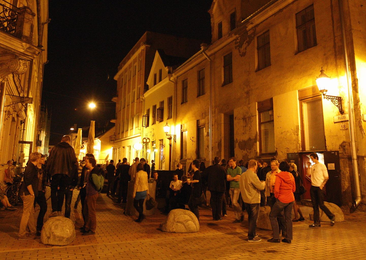 Järgmisest nädalast võivad Tartus asuvat Rüütli tänavat öösiti jälle täita pidu nautivad tudengimassid. Foto on tehtud 2013. aasta maikuus.