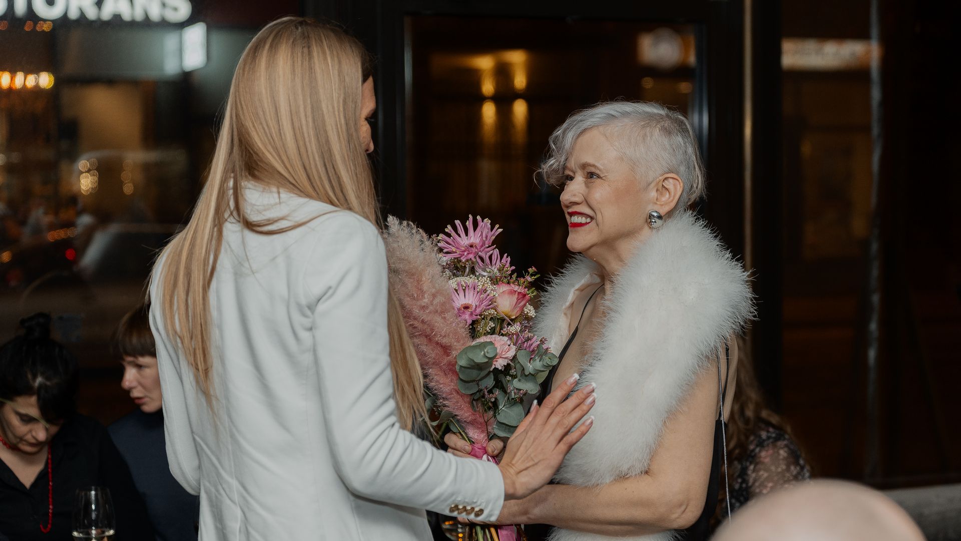 FOTO ⟩ Pieklusinātā un elegantā atmosfērā atvērts jaunais Daces Rukšānes  romāns