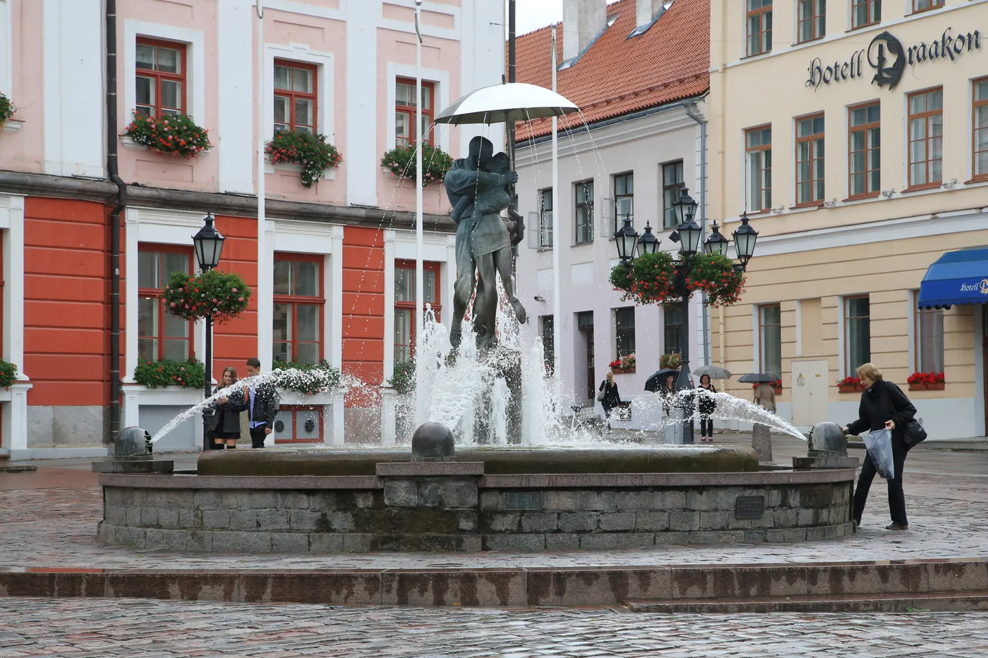 TRT03: SUUDLEVAD TUDENGID : TARTU, EESTI, 04SEP18 - 
Pildil suudlevaid tudengeid kujutav skulptuur Tartu Raekoja platsil.
ma/Foto MARGUS ANSU EESTI MEEDIA