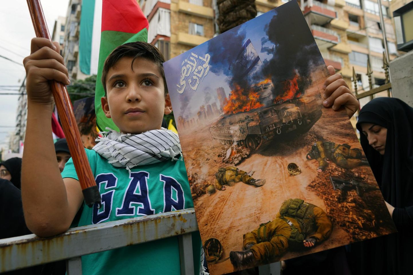 Poiss põleva Iisraeli tanki ja sõdurite laipade pildiga 8. oktoobril Liibanonis Beirutis korraldatud meeleavaldusel, millega tähistati Hamasi päev varem korraldatud rünnakut.