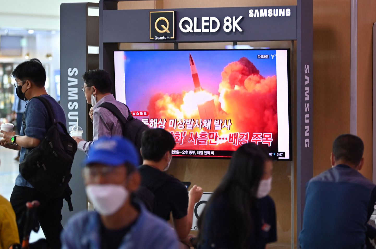 Uudised Põhja-Korea relvatkatsetustest teleriekraanidel Soulis.