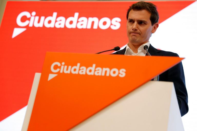 Liberaalset Ciudadanost tabas Hispaania parlamendivalimistel täielik häving, mistõttu otsustas partei esimees Albert Rivera eile ameti maha panna. 