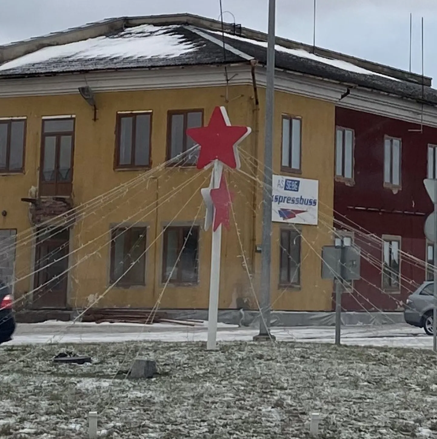 Võru kesklinnas olev jõulukaunistus, mis meenutab kommunistlikku viisnurka.