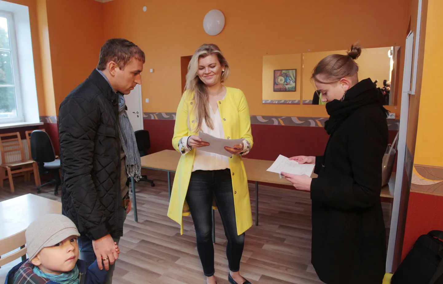 Kollases mantlis kohvikuomanik Mariann Vahi näitab Wesse mööbli tegevjuhile Margus Valgele ja disainer Liis Saarele ruumiplaani, et koos arutleda, milline lahendus võiks olla parim.