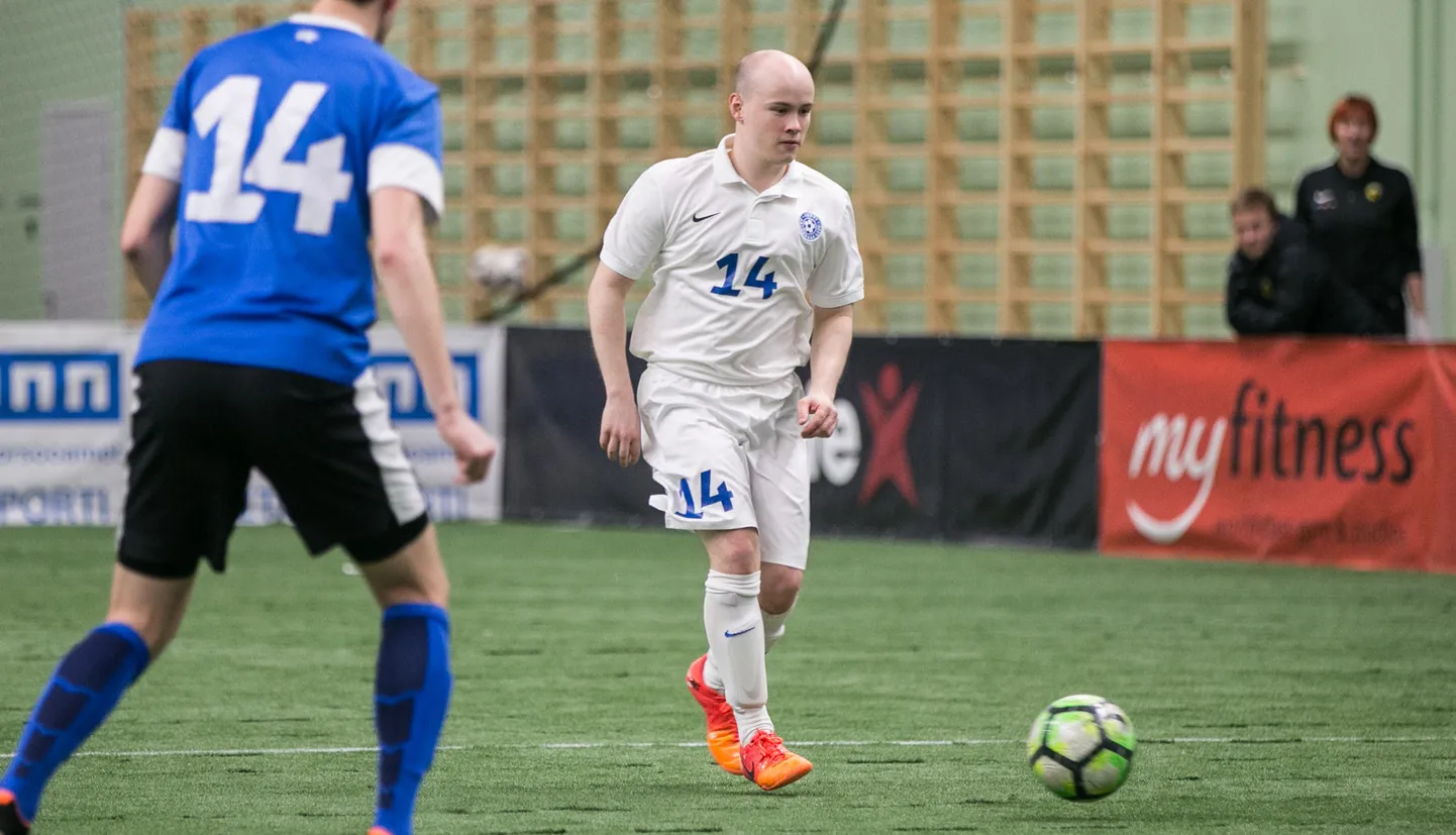 Ojassaar mängimas Aastalõputurniiril spordiajakirjanike eest sõprusmängus EJLi vastu
