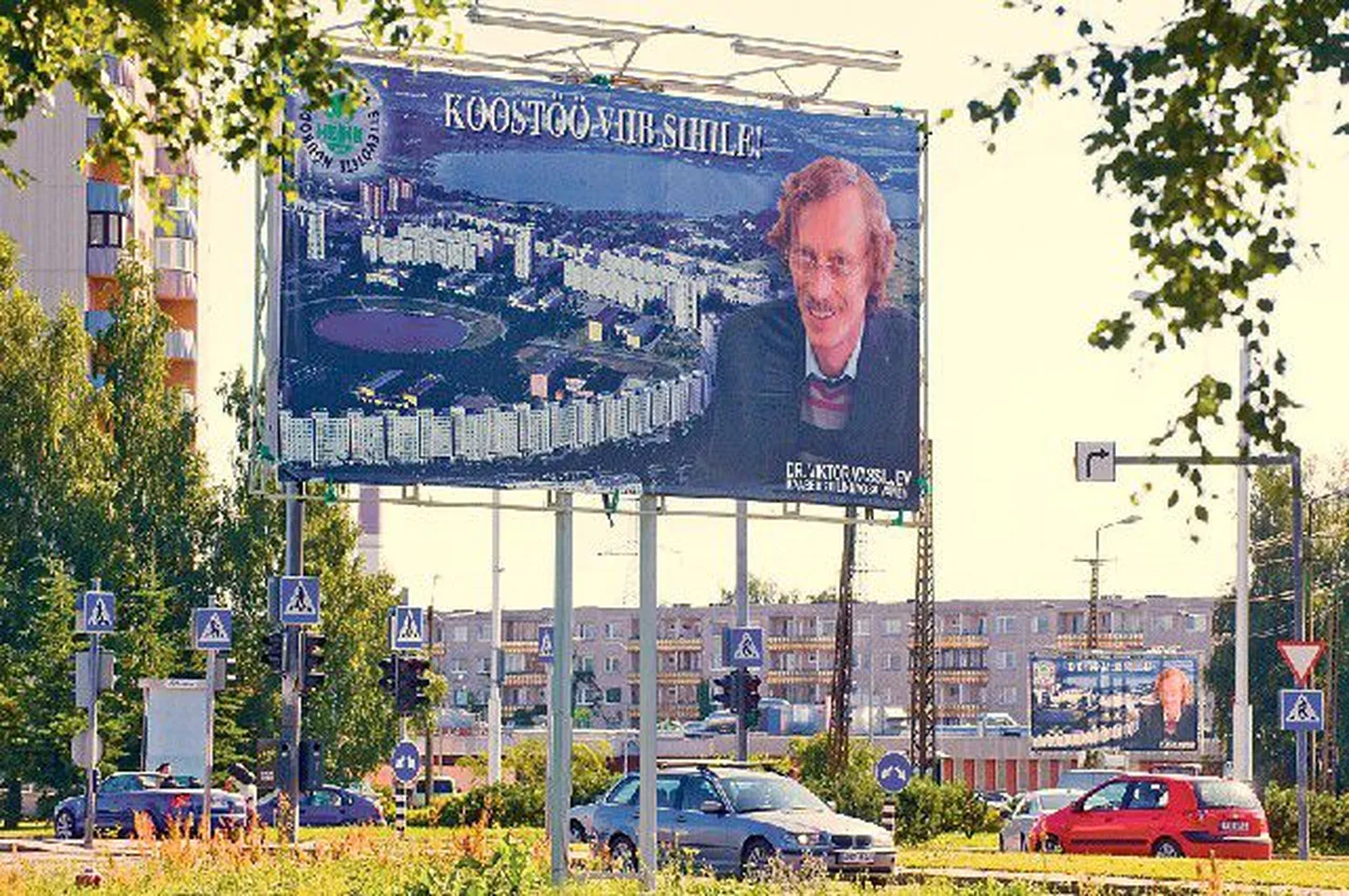 Haabersti linnaosavanema Viktor Vassiljevi reklaam ripub juba aastaid suure magistraali ääres.
