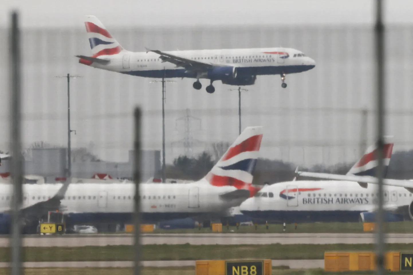 Lennukid Londoni Heathrow lennujaamas päev pärast põlengut alajaamas. 22. märts 2025.