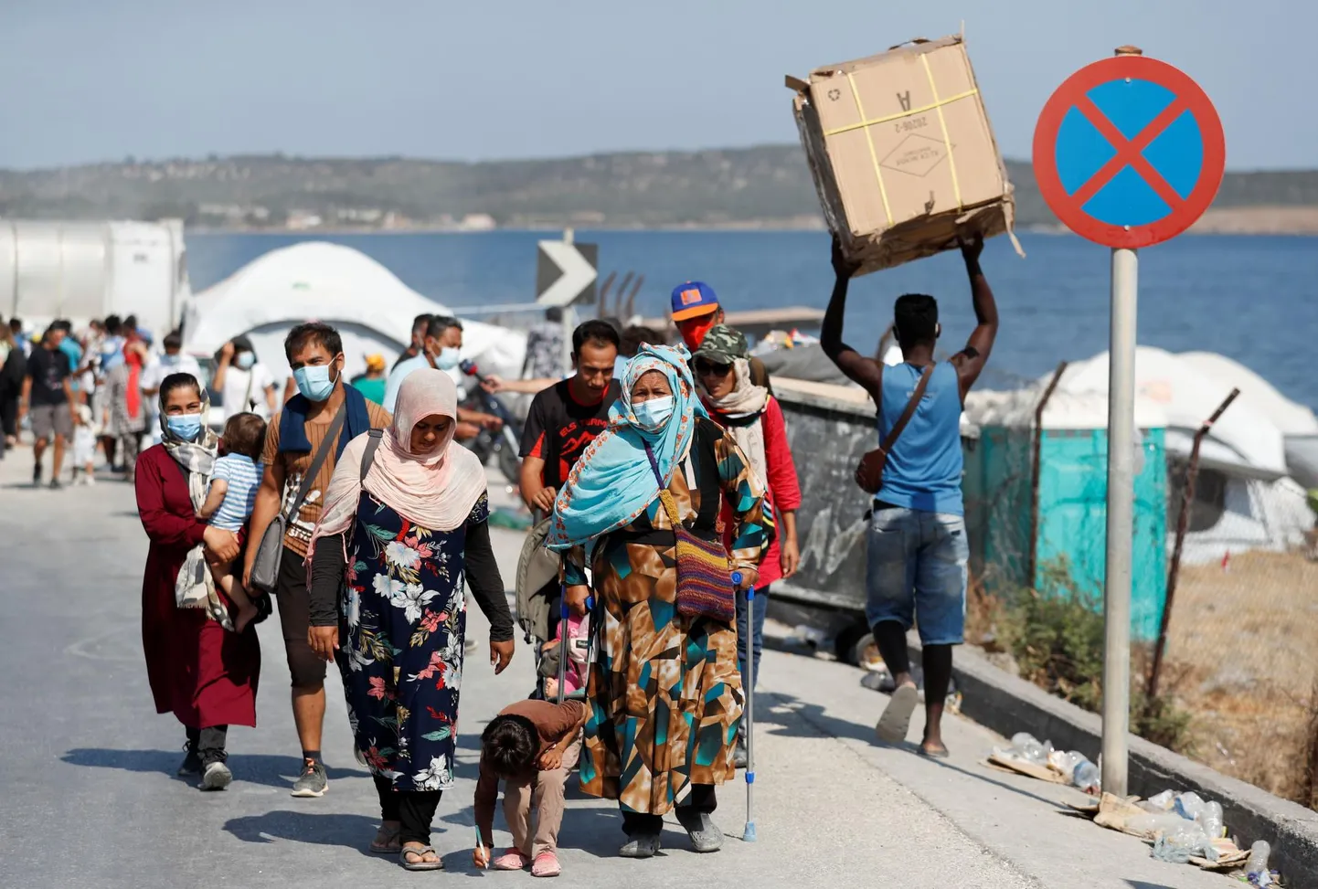 Hävinud Moria asemel ajutisse laagrisse kolitud migrandid Lesbosel.