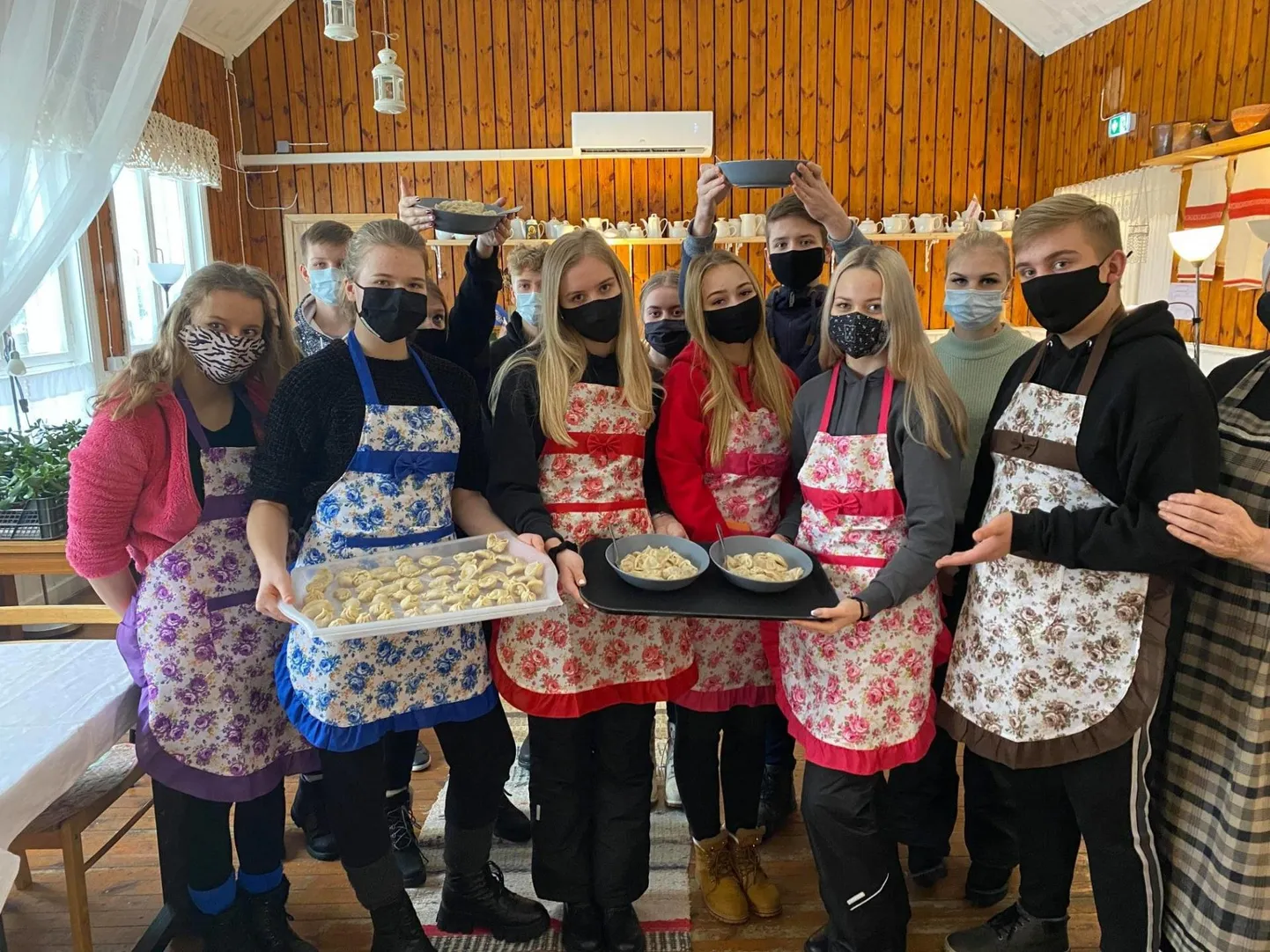 Räpina koolinoored valmistasid ka ise pelmeene.