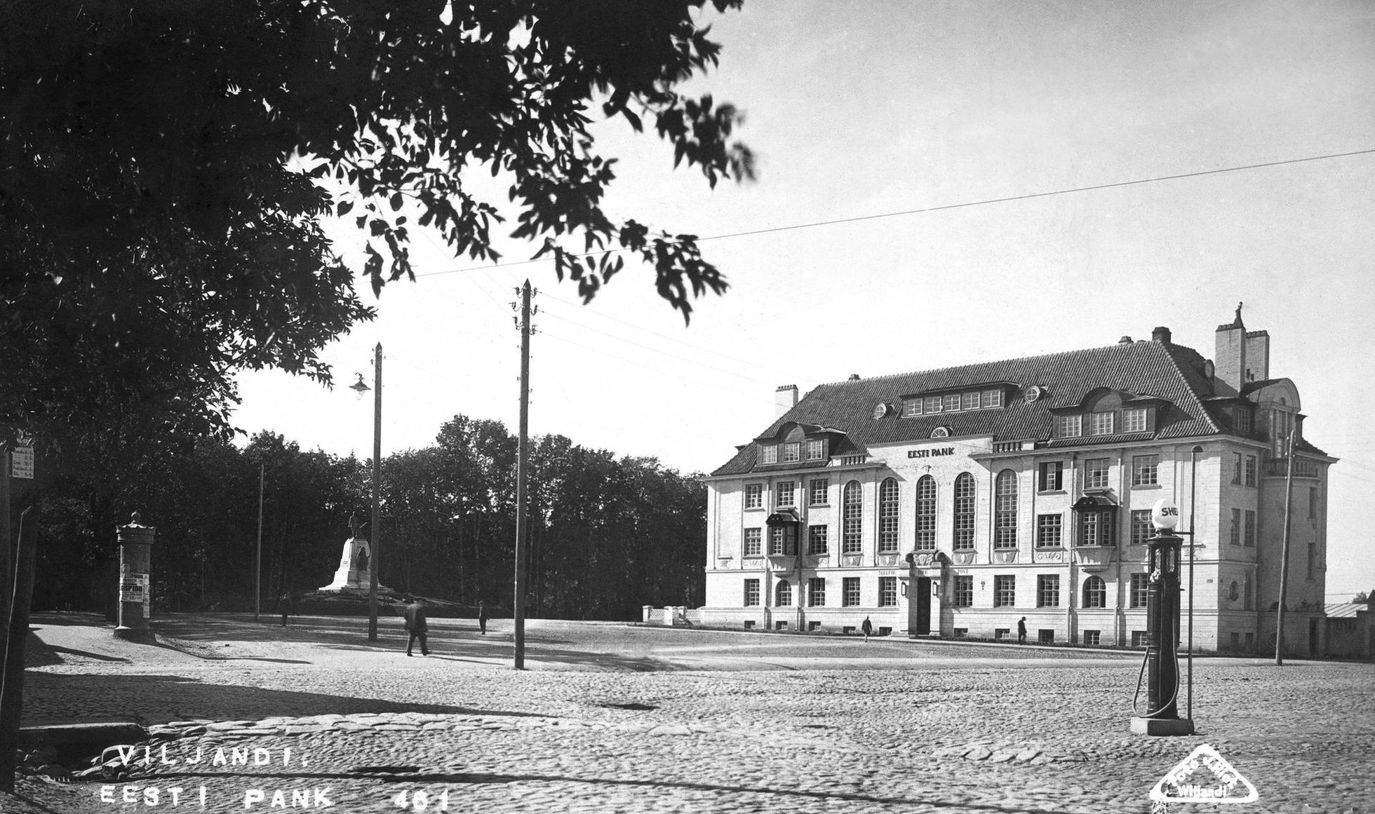 Vaade Tallinna tänava poolt Vabadusplatsile koos vabadussõja mälestussamba ja Eesti Panga Viljandi hoonega. 1930.