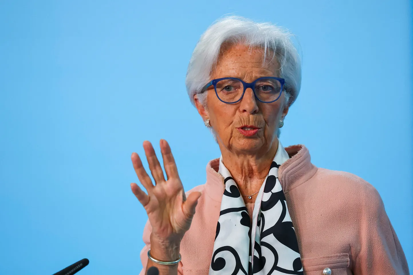 Euroopa Keskpanga president Christine Lagarde 17.aprilli pressikonverentsil nõukogu intressiotsust põhjendamas. Tema sõnul on majanduse olukord ebakindel.