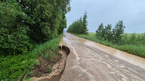 Vairākos valsts autoceļu posmos lietus rezultātā r
