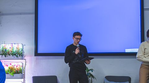 HOMNE EESTI ⟩ Trevor Kaarde: kuidas ma saatsin Eesti peaministrile Rimi kohupiimaletist pildi