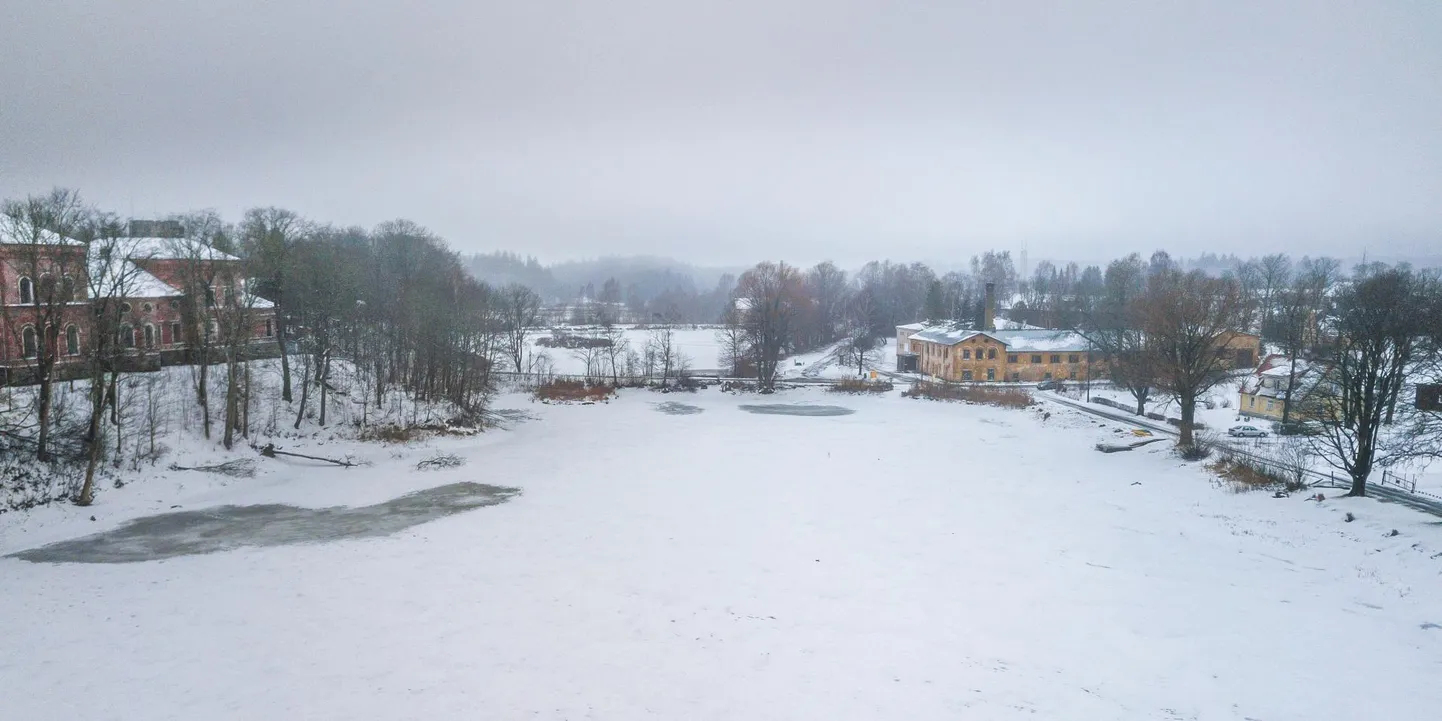 Praegu on Porkuni järv veel jääkatte all, kuid maiks on jää kadunud ja talgulised saavad tegutsema asuda.