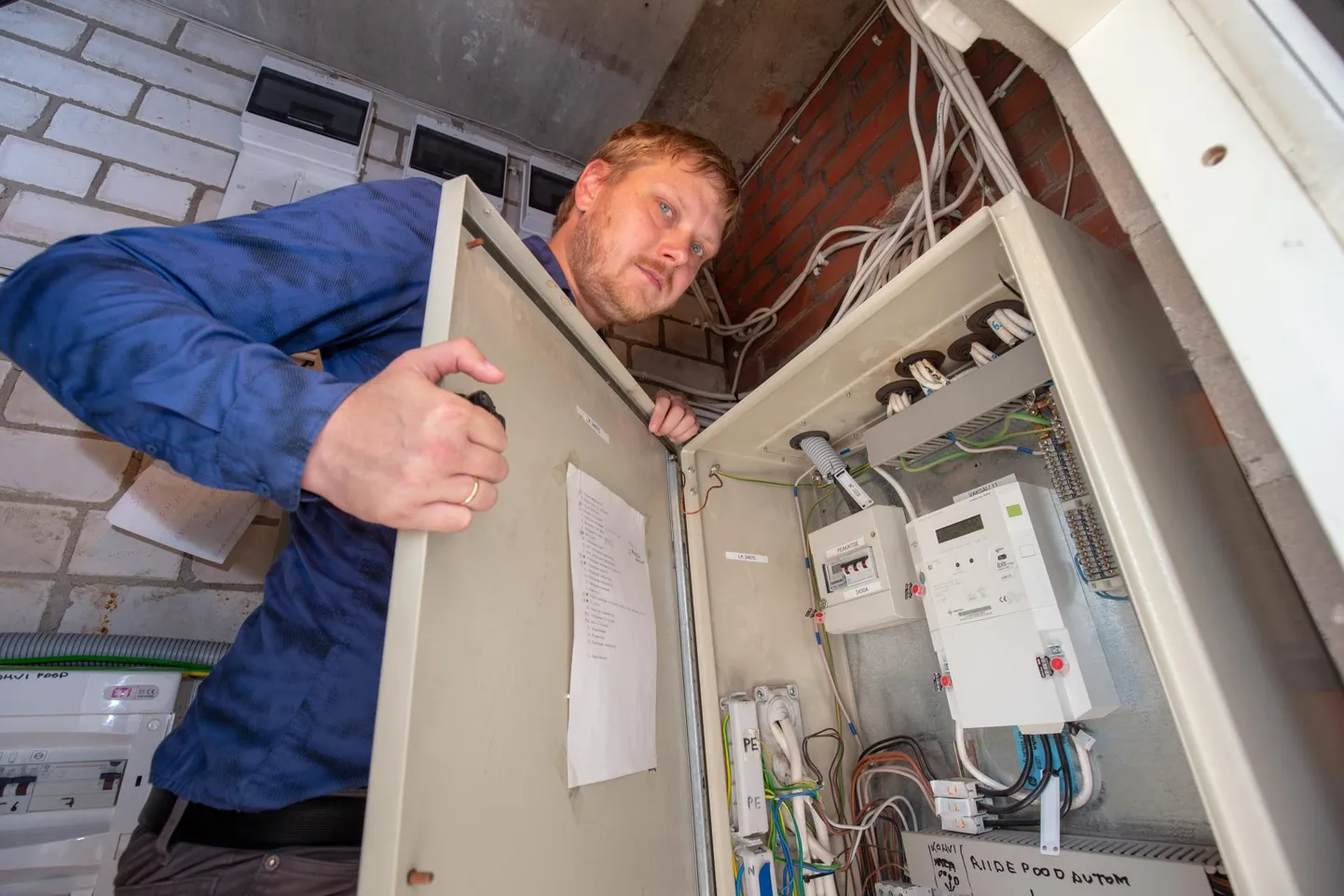 OÜ Kadri Viljandi omanik Rait Märtin ütleb, et kui elektriarvesti on rikkis juba enne paigaldamist, peaks vastutuse võtma elektrimüüja.