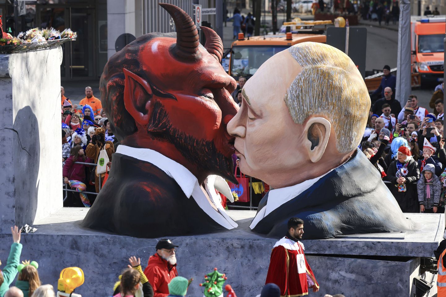 Pildil karneval Saksamaal, kus on kujutatud Venemaa presidenti Vladimir Putinit saatanat suudlemas.