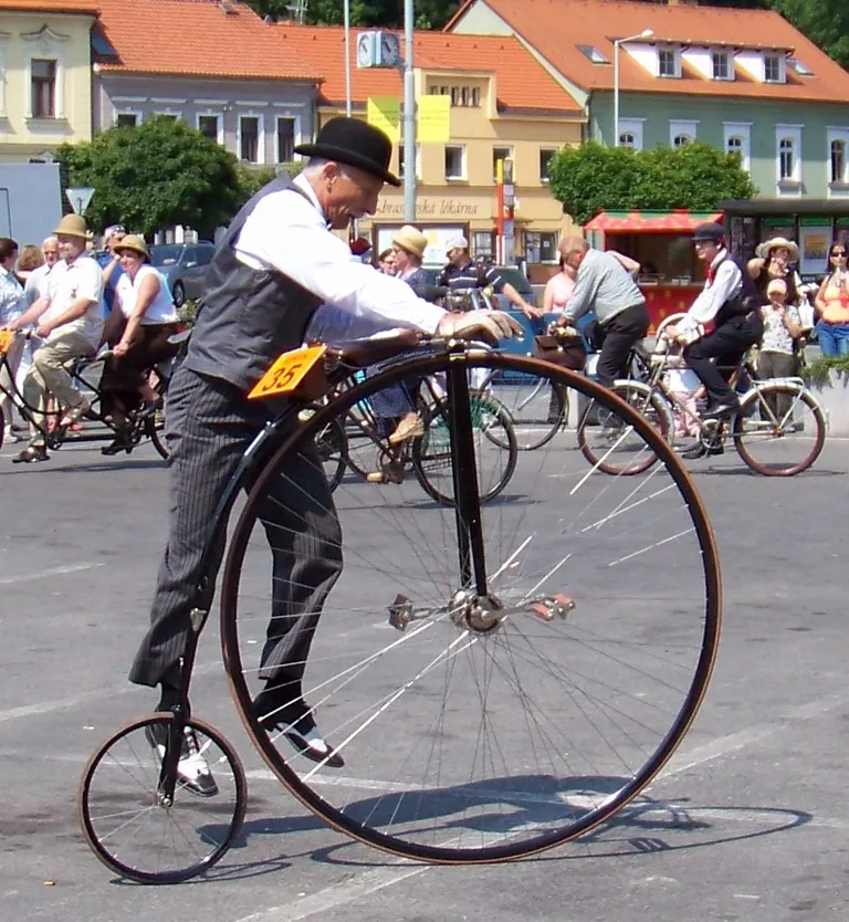 Penny Farming on inspireeritud 1870ndatel populaarseks saanud penny-farthing jalgrattast.