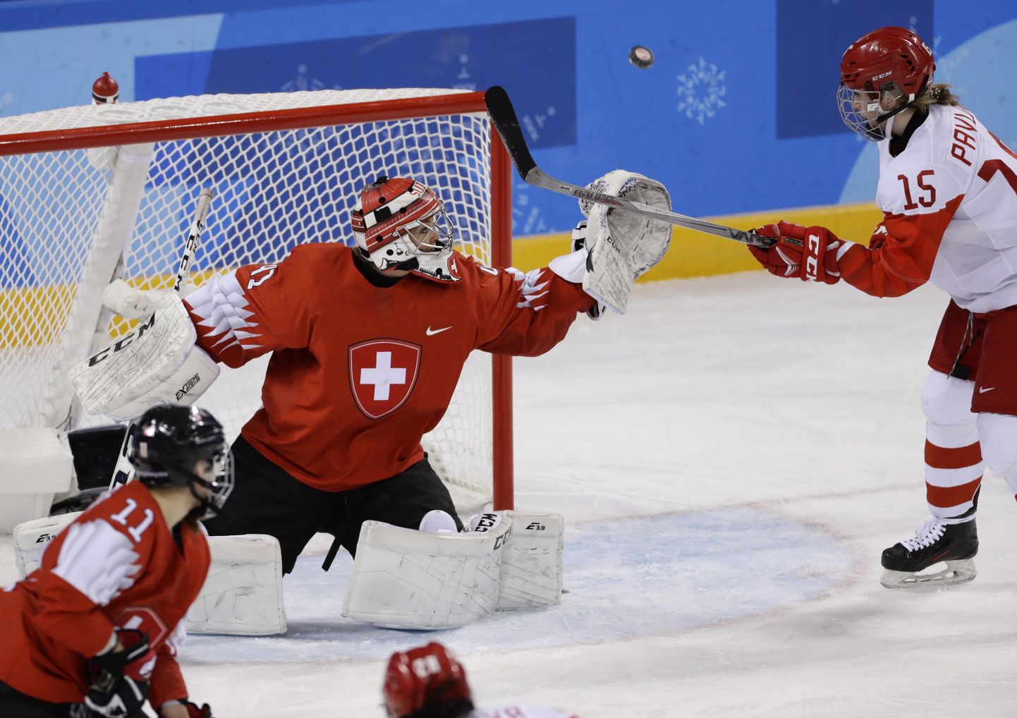 Pyeongchang 2018 taliolümpia. Šveitsi naiste jäähokikoondise väravavaht Florence Schelling (vasakul) tõrjumas venelaste pealeviset.