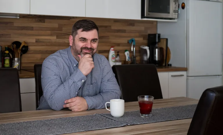 «Hubane ja soe köök on koht, kus võib sõdur ka naeratada», ütleb kolonel Rebo. Muiates.