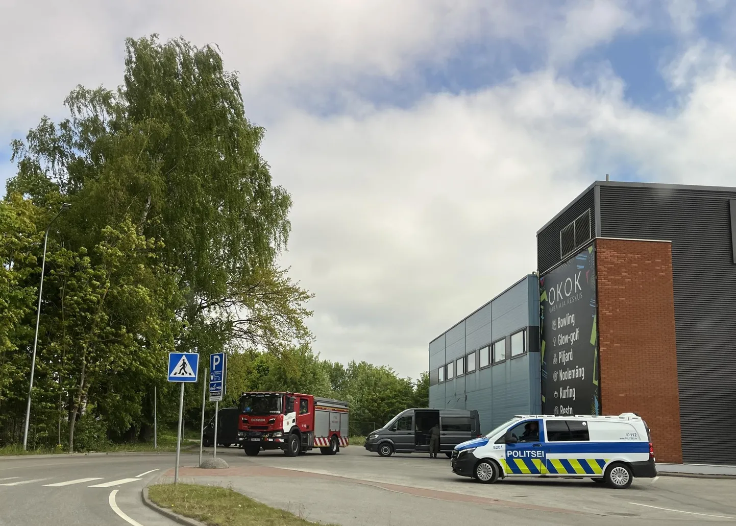 Päästjad, politseinikud ja demineerijad reageerisid teisipäeva hommikul Pärnus Laial tänaval võsas lebavale kahtlasele seljakotile.