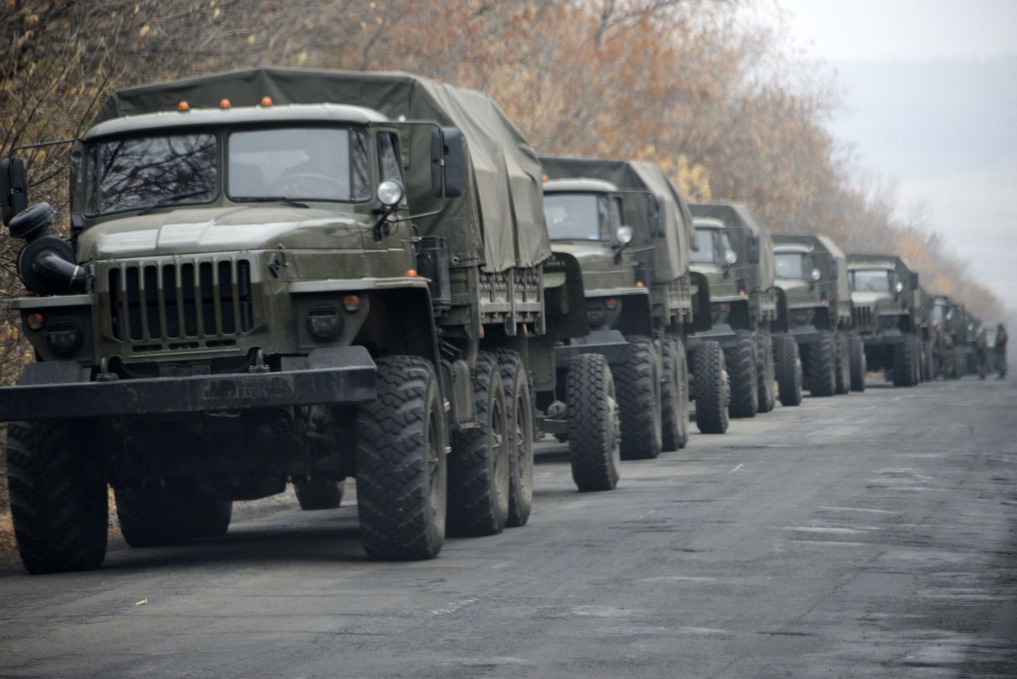Наблюдатели ОБСЕ на Украине зафиксировали перемещения танков и другой военной техники в контролируемых сепаратистами районах Донецка и Макеевки.