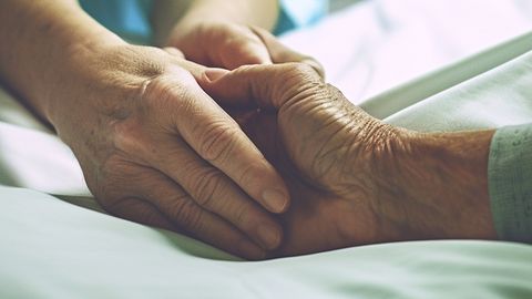 «Vahel ei jõuagi haiget päriselt kuulata.» Eesti vähiõed avavad vähipalatite valusa argipäeva