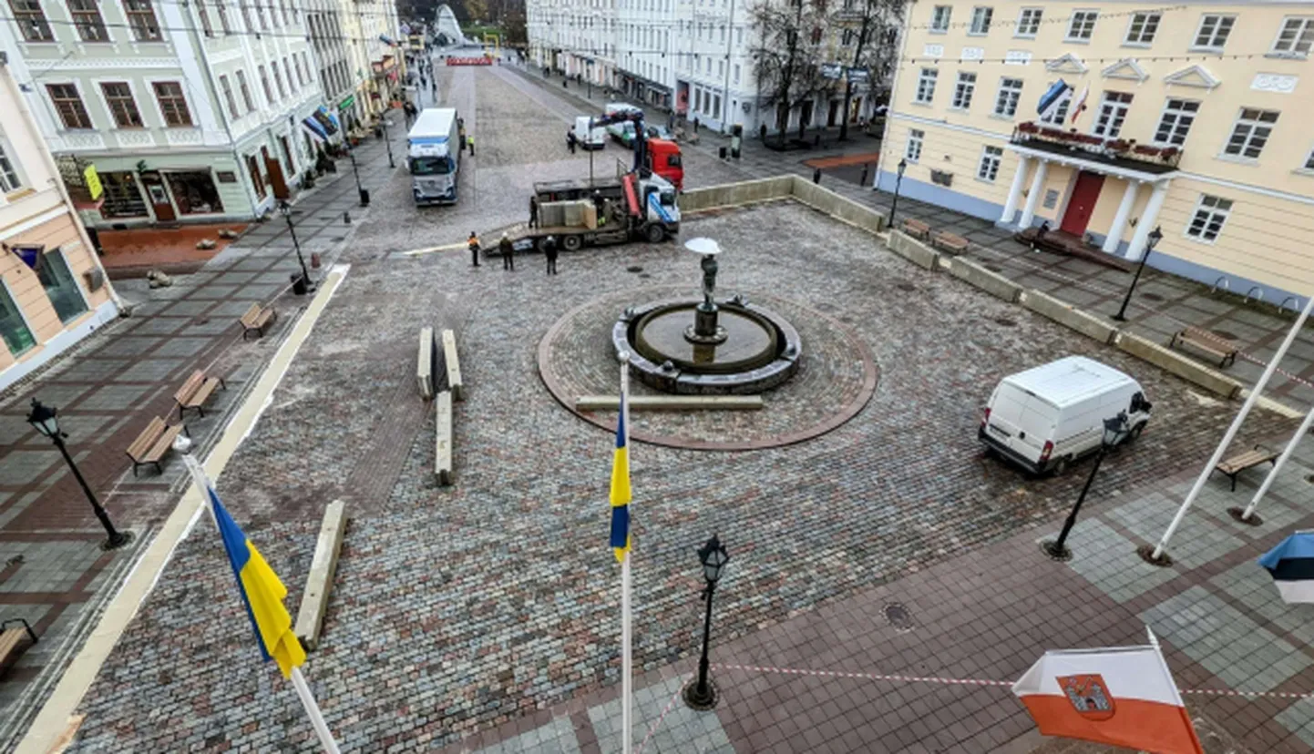 Tänavu algavad Raekoja platsil uisuväljaku ehitustööd nädal aega varem kui tavaliselt.