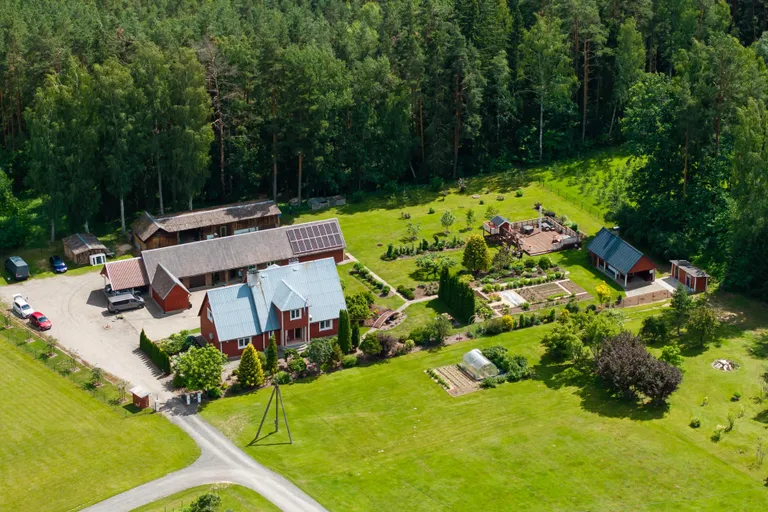 Reet ja Aare Uibo kodu Rosma külas on terviklik ja teemade kaupa sektsioonideks jaotatud.
