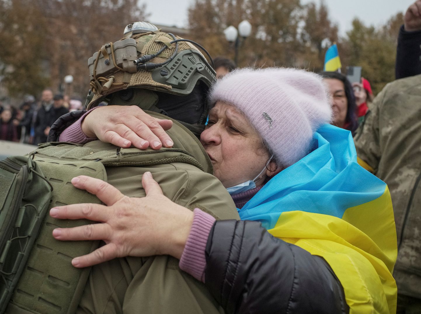 Жительница Херсона обнимает солдата ВСУ, празднуя деоккупацию, 12 ноября 2022 года.